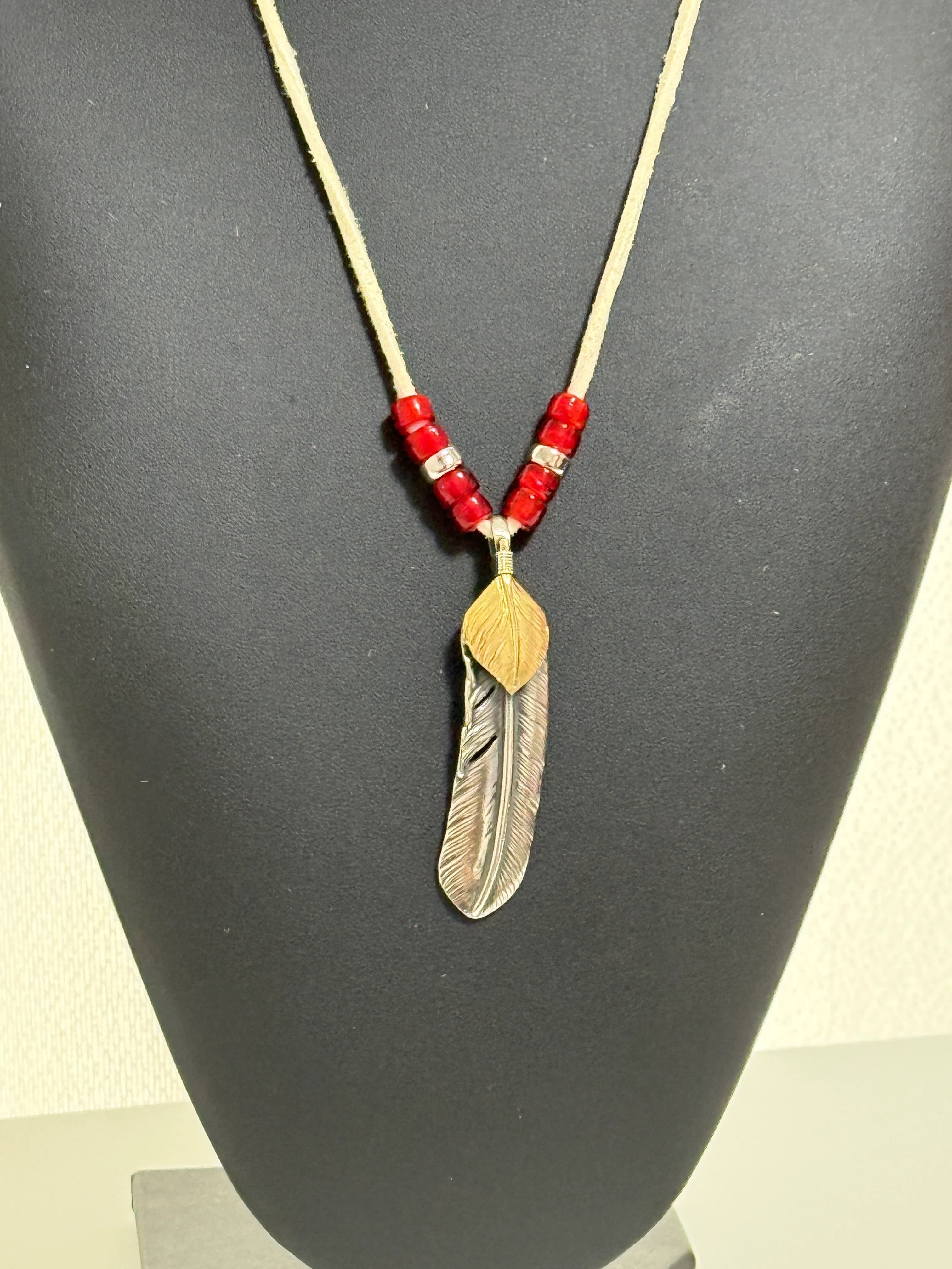 ゴローズ 上金特大フェザー右+ビーズ付き鹿革紐