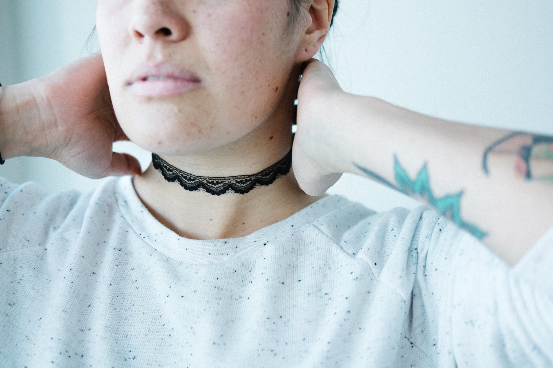 新着・特別SALEの案内。黒いレースチョーカーを着けた女性